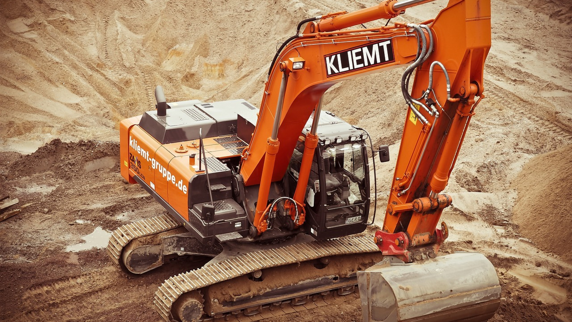 La midi-pelle : un engin de chantier indispensable pour travailler dans des zones restreintes